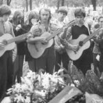 Pohreb Morského vlka (T.O. Zlatý had), cintorín v KE, 1.7.1974. Zľava s gitarami Vlado (T.O. Nevada), Jim, Šedý vlk (TS).