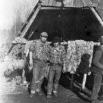Dido (T.O. Nevada) a Jim pred Blchárňou neďaleko Šivca. Podľa "parohov" nad vchodom cca 1975-78