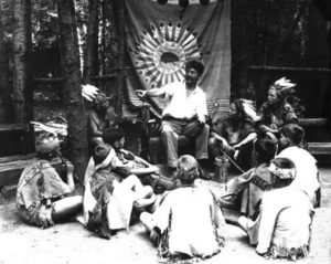 Seton s jednou z prvých skupín Woodcraft Indians (cca 1903)