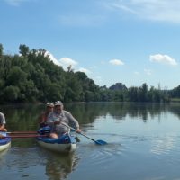 hrad Devín v pozadí, pekní chlapci v popredí