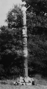 Totem T.O. Biely Tesák Trnava vysekali v roku 1973 Mačeta, Paplón, Bublina. Stál na Bulovej lúke pri Dechticiach do jari 1974 a skončil pravdepodobne v peci nejakého dedinčana.