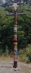 Tento totem vysekali v roku 1994 Mačeta, Paplón, Bublina k 25.výročiu založenia trampskej osady Biely Tesák Trnava. Stál do roku 2005 na osadovom fleku na Katarínke.