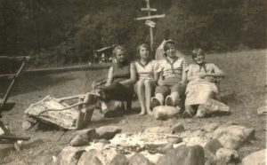 Jessie, Angelina, Karin a Jackie v Haďom údolí (1968)