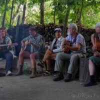 sprava Jelen, Bufi, vľavo s gitarou Prcek a Jarka