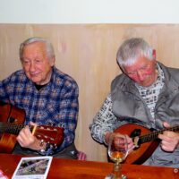 Pedro Kačíňák (88) gitara, Tibor (88) mandolína